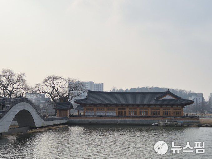 [서울=뉴스핌] 정영희 기자 = 전북 전주시에 위치한 연화정도서관 전경. 한옥 공공건축물이다. 2026.01.19 chulsoofriend@newspim.com