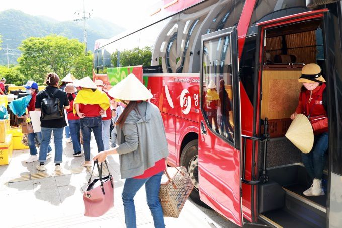 경북 영양군으로 입국하는 베트남 외국인근로자.[사진=영양군]