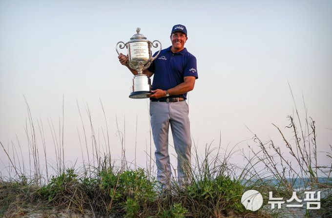 2021년 PGA챔피언십 우승자 필 미컬슨. [사진=로이터 뉴스핌]