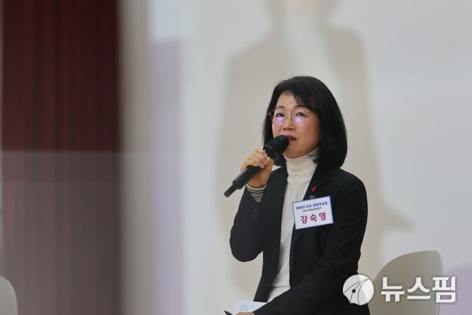 [무안=뉴스핌] 조은정 기자 = 강숙영 김대중재단 탄소중립위원장이 17일 순천만 생태문화교육원에서 북콘서트를 열고 있다. 2026.01.19 ej7648@newspim.com