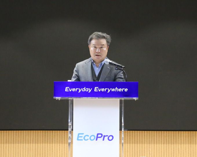 지난 2일 청주 본사에서 개최한 에코프로 그룹 시무식에서 이동채 에코프로 창업주가 신년사를 발표하고 있다. [사진=에코프로]