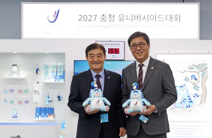 [서울=뉴스핌] 김용석 기자 = 최휘영 문화체육관광부 장관이 19일 세종시 2027 충청 유니버시아드대회 조직위원회를 방문해 강창희 조직위원장과 대회 마스코트인 '흥이 나유' 인형을 들고 기념촬영을 하고 있다. [사진= 문체부] 2026.01.19 fineview@newspim.com