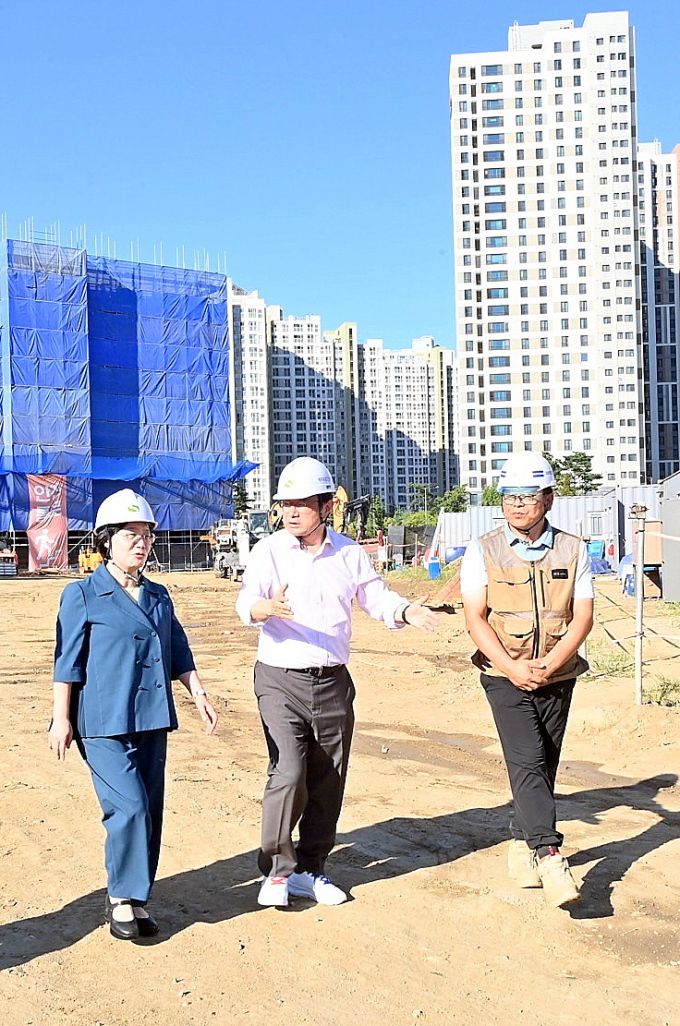 이현재 하남시장(오른쪽 두 번째)이 지난 2025년 9월 오성애 광주하남교육지원청 교육장과 한홀중학교 공사 현장을 점검하고 있다.[사진=하남시]