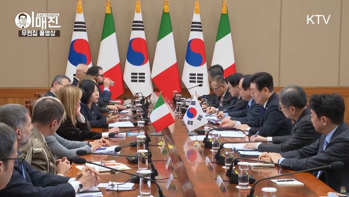 이재명 대통령이 19일 오전 청와대에서 한-이탈리아 정상회담을 위해 한국을 찾은 조르자 멜로니 이탈리아 총리와 정상회담을 하고 있다. [사진=KTV]