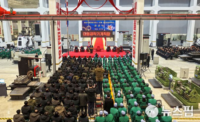 [서울=뉴스핌] 이영종 통일전문기자 = 김정은 북한 국무위원장이 19일 시설 현대화 공사를 마친 용성기계연합기업소를 방문해 연설하고 있다. [사진=노동신문] 2026.01.20 yjlee@newspim.com