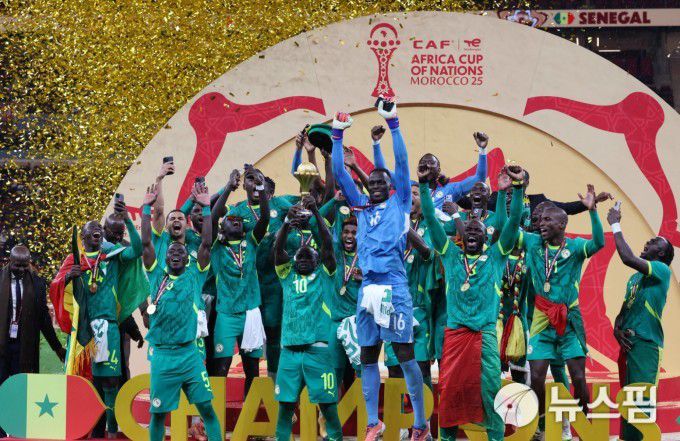 [라바트 로이터=뉴스핌] 박상욱 기자=세네갈 선수들이 18일(현지시간) 열린 2025 아프리카 네이션스컵 결승전에서 승리한 뒤 시상식에서 트로피를 들고 환호하고 있다. 다. 2026.1.18 psoq1337@newspim.com
