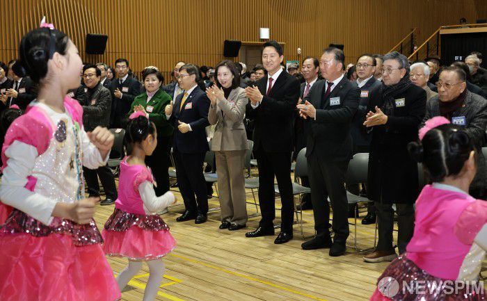 [서울=뉴스핌] 양윤모 기자 = 오세훈 서울시장이 20일 오전 서울시청 다목적홀에서 개최된 '2026년 대한노인회 서울연합회 신년인사회' 행사에서 참석자들과 어린이들의 율동에 맟추어 박수를 보내고 있다.  행사에는 오세훈 서울시장,고광선 대한노인회 서울시연합회장,최호정 서울시의회 의장, 정근식 서울시 교육감등 300여명이 참석했다. 2026.01.20 yym58@newspim.com
