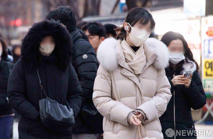 [서울=뉴스핌] 윤창빈 기자 = 서울 아침 기온이 영하 9도까지 떨어져 매서운 추위를 보인 14일 서울 여의도역 인근의 시민들이 두꺼운 차림으로 출근길을 서두르고 있다. 2026.01.14 pangbin@newspim.com