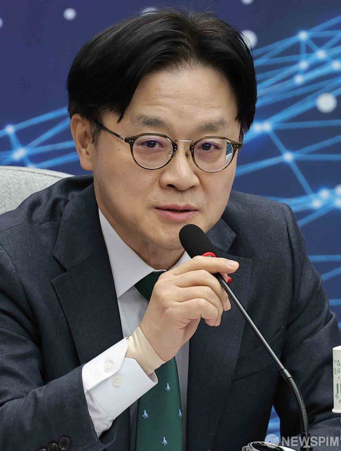 [서울=뉴스핌] 윤창빈 기자 = 김정관 산업통상부 장관이 20일 서울 여의도 국회에서 열린 AX 발전을 위한 정책간담회에서 모두발언을 하고 있다. 2026.01.20 pangbin@newspim.com