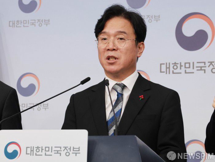 [서울=뉴스핌] 이길동 기자 = 김영훈 고용노동부 장관이 지난 13일 서울 종로구 정부서울청사에서 고용노동부-경사노위-중노위 정책간담회 사후 브리핑을 하고 있다. 2026.01.13 gdlee@newspim.com