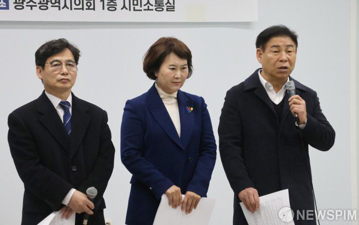 [광주=뉴스핌] 박진형 기자 = 김용태·오경미·정성홍 광주민주진보시민교육감후보 시민공천위원회 후보가 20일 광주시의회 시민소통시레서 광주전남 교육 통합 관련해 기자회견을 하고 있다. 2026.01.20 bless4ya@newspim.com