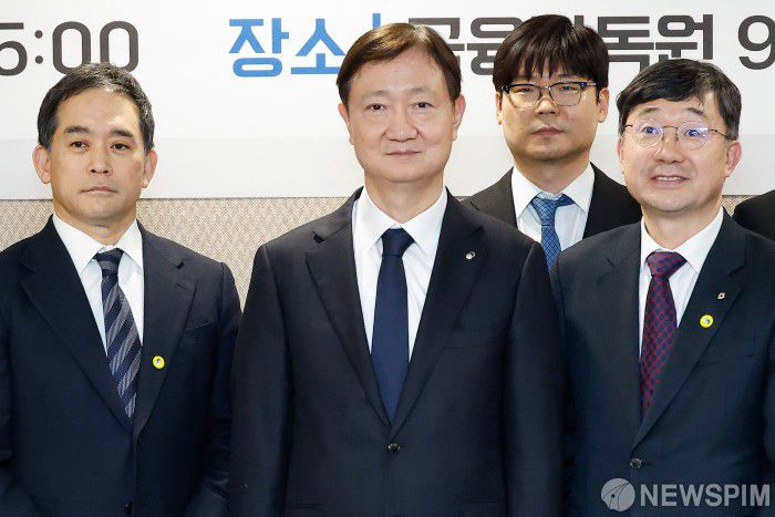 [서울=뉴스핌] 류기찬 기자 = 이찬진 금융감독원장(가운데)이 20일 오후 서울 여의도 금융감독원에서 열린 ‘금융감독원장-기관전용사모펀드(PEF) 운용사 CEO 간담회’에서 기념 촬영을 하고 있다. 2026.01.20 ryuchan0925@newspim.com