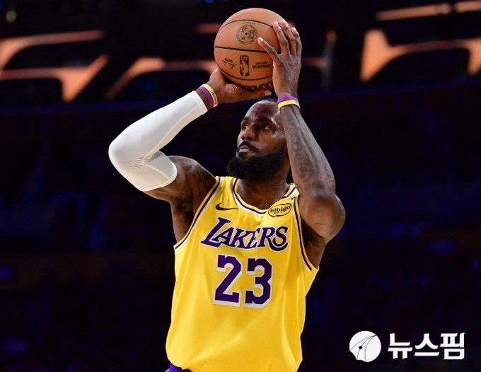 [로스앤젤레스 로이터 =뉴스핌] 박상욱 기자 = 르브론 제임스가 지난 1월 1일 NBA 정규리그 클리블랜드와의 홈 경기에서 슛하고 있다. 2025.1.1 psoq1337@newspim.com