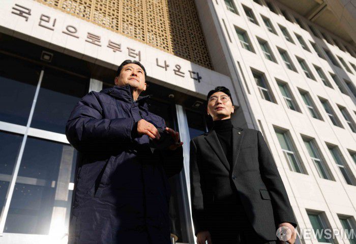 [서울=뉴스핌] 윤창빈 기자 = 통일교·공천헌금 '쌍특검'을 요구하며 엿새째 단식을 진행 중인 장동혁 국민의힘 대표가 20일 서울 여의도 국회 로텐더홀 농성장에서 잠시 나와 숨을 고르고 있다. 2026.01.20 pangbin@newspim.com