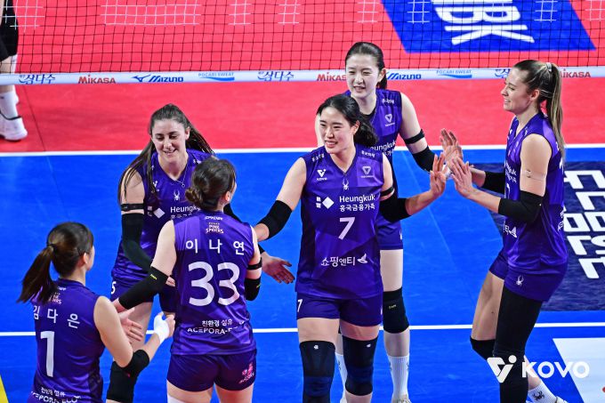 [서울=뉴스핌] 장환수 스포츠전문기자= 흥국생명 선수들이 18일 IBK기업은행과 연승 팀간 맞대결에서 파이팅을 외치고 있다. [사진=KOVO] 2026.01.18 zangpabo@newspim.com