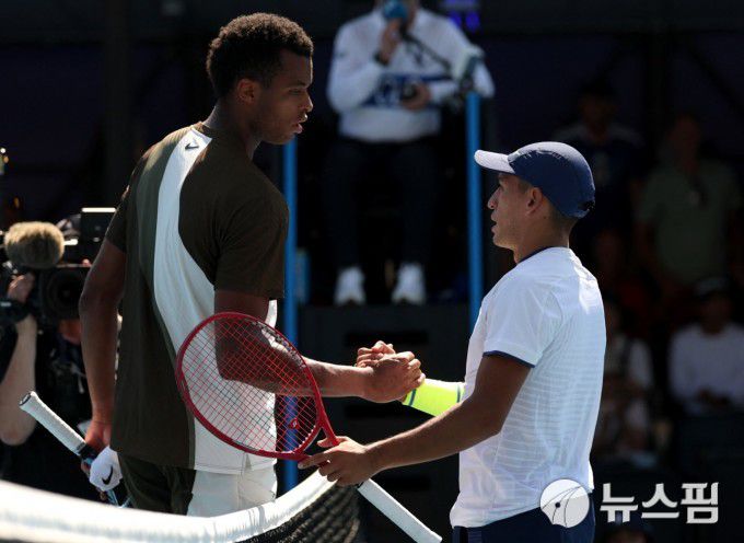 [멜버른 로이터=뉴스핌] 박상욱 기자=세바스티안 바에스(오른쪽)이 20일 호주오픈 테니스 남자 단식 본선 1회전을 마치고 음페치 페리카르와 악수하고 있다. 2026.1.20 psoq1337@newspim.com