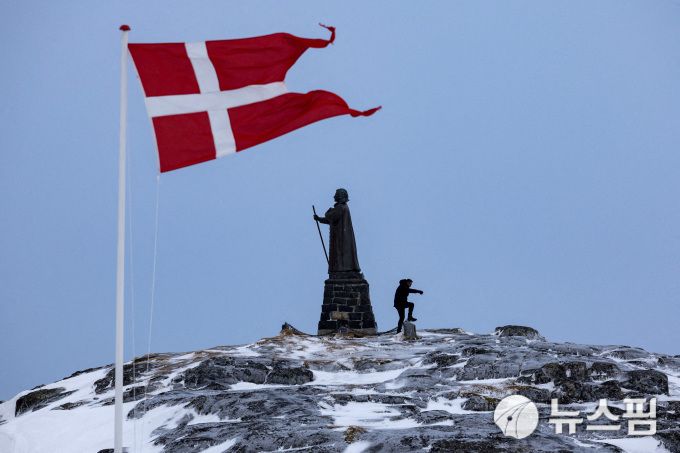 그린란드 누크에서 펄럭이는 덴마크 국기.[사진=로이터 뉴스핌]