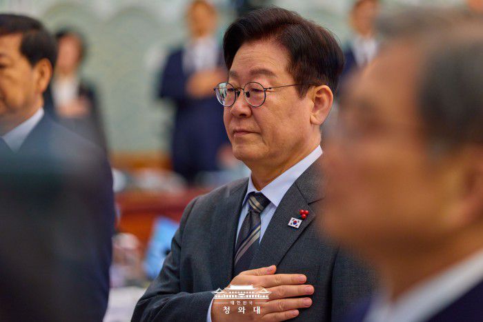 [서울=뉴스핌] 이재명 대통령이 20일 청와대에서 열린 제2회 국무회의에서 국기에 대한 경례를 하고 있다. [사진=청와대] 2026.01.20 photo@newspim.com