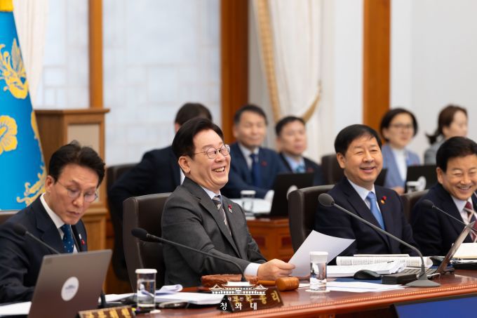 이재명 대통령이 20일 청와대에서 국무회의를 주재하면서 국무위원들과 현안 논의 중 웃고 있다. [사진=청와대]