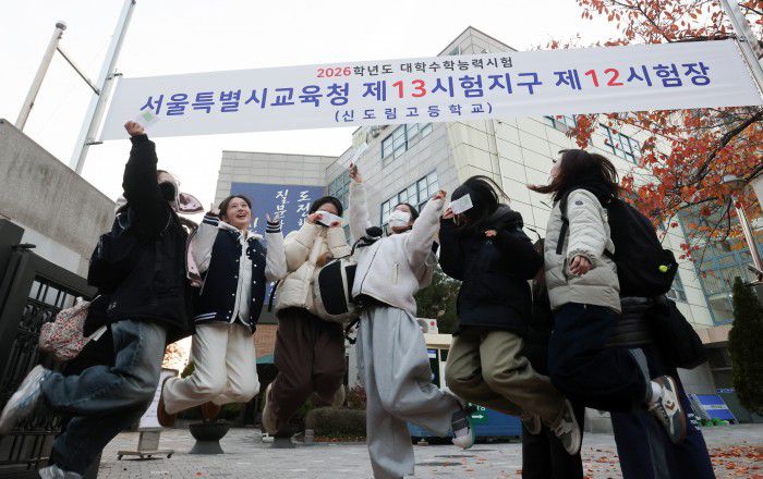 [서울=뉴스핌] 최지환 기자 = 2026학년도 대학수학능력시험(수능)이 실시된 13일 오후 서울 구로구 신도림고등학교 고사장에서 시험을 마친 수험생들이 환호하고 있다. 2025.11.13 choipix16@newspim.com