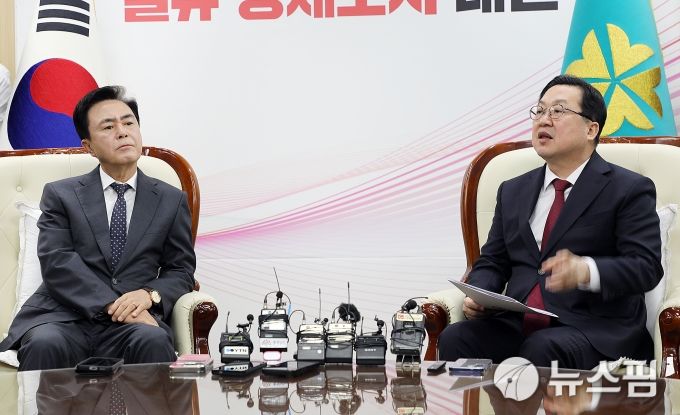 [대전=뉴스핌] 오종원 기자 = 이장우 대전시장과 김태흠 충남지사가 21일 오전 대전시청 응접실에서 대전충남 행정통합 관련 긴급 회동에 나섰다. 이 자리에서 이장우 시장은 여당인 더불어민주당 대전 지역 국회의원들이 행정통합에 대한 명확한 기준없이 정부안을 따르고 있다고 강하게 비판했다. 이 시장은 "대전 국회의원들이 그저 정부 행정통합안에 대해 종속적인 모습을 보이고 있는데 과역 지역을 사랑하는 분들인가 의심이 될 수준"이라며 "지방분권에 대한 기본 철학이나 고민 자체를 안하고 있다"며 보다 주체적인 태도를 촉구했다. jongwon3454@newspim.com