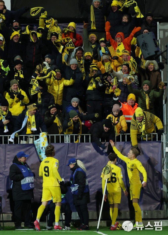 [보되 로이터=뉴스핌] 박상욱 기자=보되/글림트 선수들이 21일(한국시간) UCL 리그 페이즈 7차전 맨시티와 홈 경기에서 골을 넣고 열광하는 홈팬의 환호에 답하고 있다. 2026.1.21 psoq1337@newspim.com