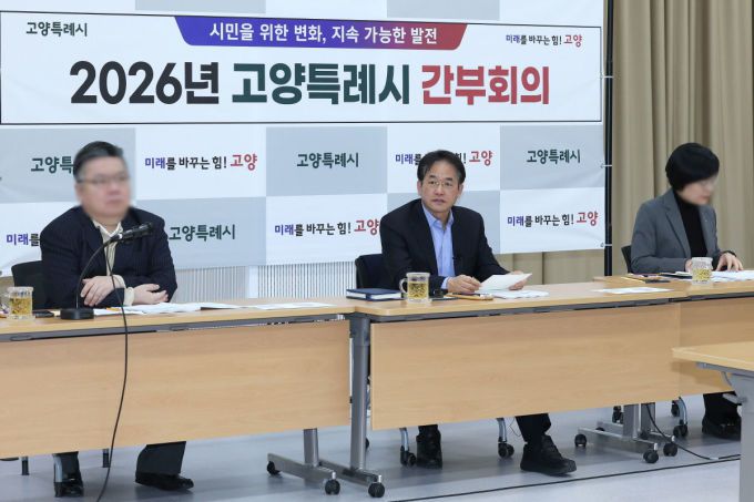 이동환 고양시장(가운데)이 간부회의 를 주재하고 있다. [사진=고양시] 2026.01.21 atbodo@newspim.com