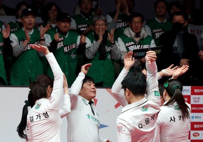 [서울=뉴스핌] 박상욱 기자 = 하나카드 선수들이 20일 PBA 팀리그 파이널 4차전에서 승리를 자축하고 있다. [사진=PBA] 2026.01.21 psoq1337@newspim.com