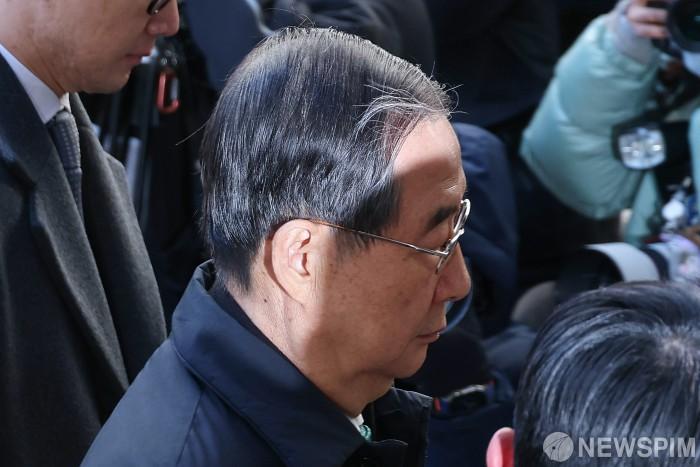 [서울=뉴스핌] 류기찬 기자 = 한덕수 전 국무총리가 21일 오후 서울 서초구 서울중앙지방법원에서 열린 내란 방조 및 내란 중요임무 종사 혐의 관련 1심 선고 공판에 출석하고 있다. 2026.01.21 ryuchan0925@newspim.com