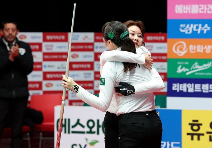 [서울=뉴스핌] 박상욱 기자 = 하나카드 김가영(왼쪽)과 사카이 아야코가 20일 PBA 팀리그 파이널 4차전 여자복식에서 승리한 뒤 포옹하고 있다. [사진=PBA] 2026.01.21 psoq1337@newspim.com