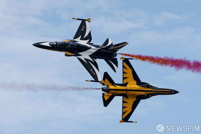 [성남=뉴스핌] 류기찬 기자 = 2025 서울 ADEX 개막일인 17일 오전 경기 성남시 서울공항에서 대한민국 공군 특수비행팀 블랙이글스가 비행을 하고 있다. 2025.10.17 ryuchan0925@newspim.com