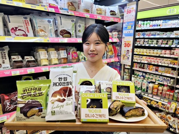 CU가 '두쫀쿠(두바이 쫀득 쿠키)' 열풍에 힘입어 두바이 콘셉트 디저트 신상품을 잇달아 선보이며 관련 수요 공략에 나섰다. 사진은 두바이 콘셉트 디저트 신상품들. [사진=BGF리테일 제공] nrd@newspim.com