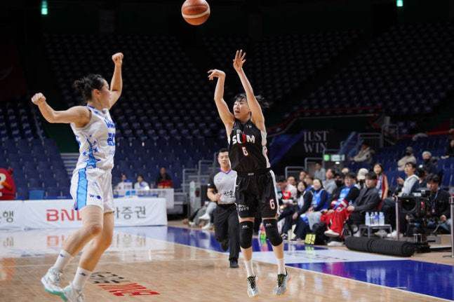 [서울=뉴스핌] 21일 열린 우리은행과의 경기에서 3점슛을 쏘는 이소희. [사진 = WKBL] 2026.01.21 wcn05002@newspim.com
