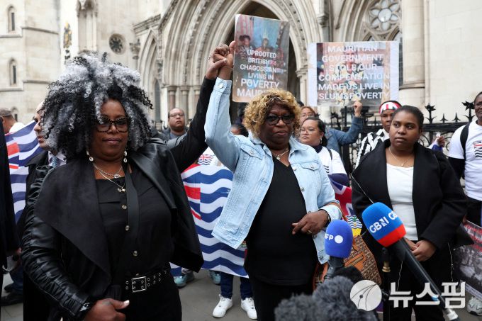 인도양 차고스 제도 출신의 영국 시민권자 여성 2명이 22일(현지시간) 차고스 제도 주권의 모리셔스 이양을 막아달라는 가처분 신청이 법원에서 인용된 뒤 기뻐하고 있다. 하지만 이 같은 법원 결정을 10시간 만에 뒤집혔다. [사진=로이터 뉴스핌]