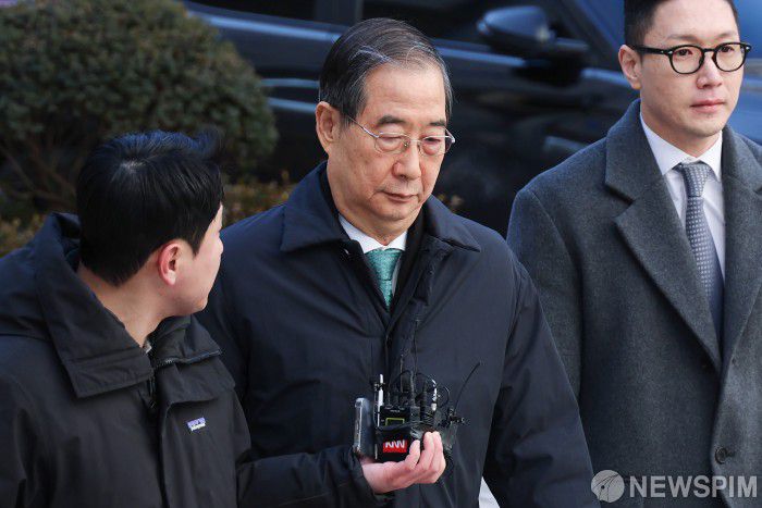 [서울=뉴스핌] 류기찬 기자 = 한덕수 전 국무총리가 21일 오후 서울 서초구 서울중앙지방법원에서 열린 내란 방조 및 내란 중요임무 종사 혐의 관련 1심 선고 공판에 출석하고 있다. 2026.01.21 ryuchan0925@newspim.com