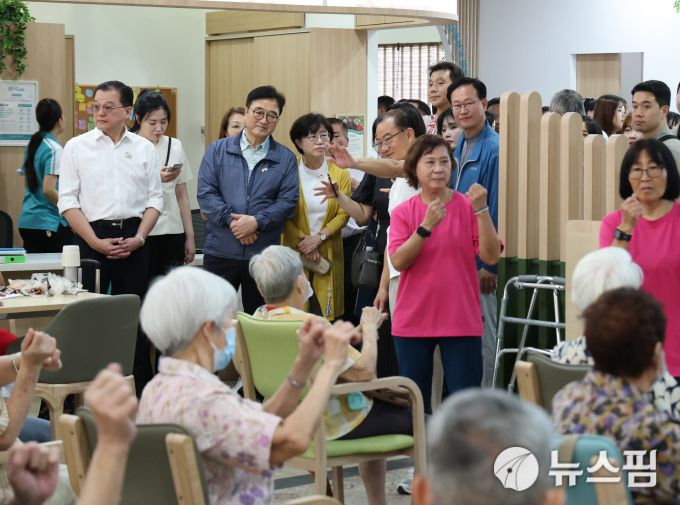 우원식 의장이 20일(현지시간) 싱가포르 시아 키앤 펭 의장과 함께 돌봄이 필요한 노인들에 대한 지원 프로그램을 살펴보고 있다. [사진=국회의장실]
