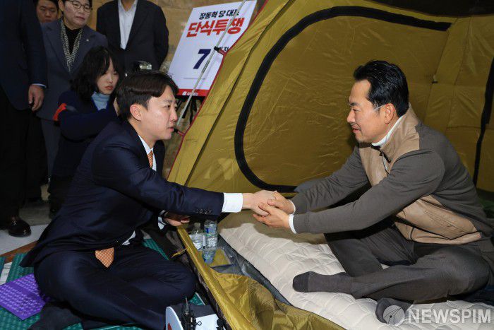 [서울=뉴스핌] 정일구 기자 = 통일교·공천헌금 '쌍특검' 수용을 촉구하며 단식 7일 차를 맞은 장동혁 국민의힘 대표가 21일 오전 서울 여의도 국회 로텐더홀 단식 농성장을 찾은 이준석 개혁신당 대표와 악수하고 있다. 2026.01.21 mironj19@newspim.com