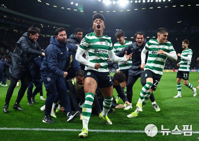 [리스본 로이터=뉴스핌] 박상욱 기자=스포르팅 CP 선수들이 21일 2025-2026 UEFA 챔피언스리그 리그 페이즈 7차전 PSG전에서 결승골을 터뜨리고 기뻐하고 있다. 2026.1.21 psoq1337@newspim.com