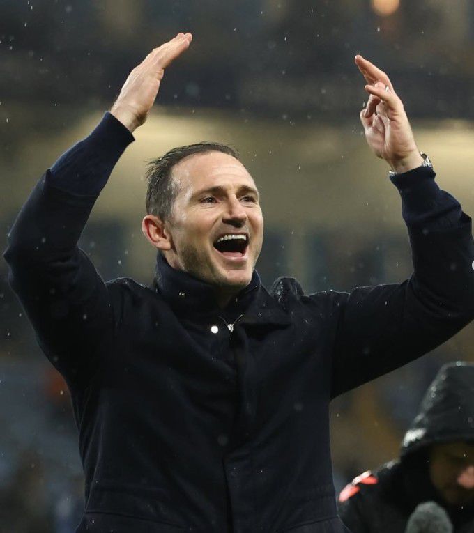 [서울=뉴스핌] 박상욱 기자 = 21일 열린 잉글랜드 챔피언십 28라운드 홈 경기 승리를 자축하는 프랭크 램파드 코번트리 감독. [사진=코번트리 SNS] 2026.01.21 psoq1337@newspim.com