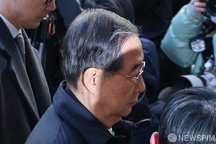 [서울=뉴스핌] 류기찬 기자 = 한덕수 전 국무총리가 21일 오후 서울 서초구 서울중앙지방법원에서 열린 내란 방조 및 내란 중요임무 종사 혐의 관련 1심 선고 공판에 출석하고 있다. 2026.01.21 ryuchan0925@newspim.com