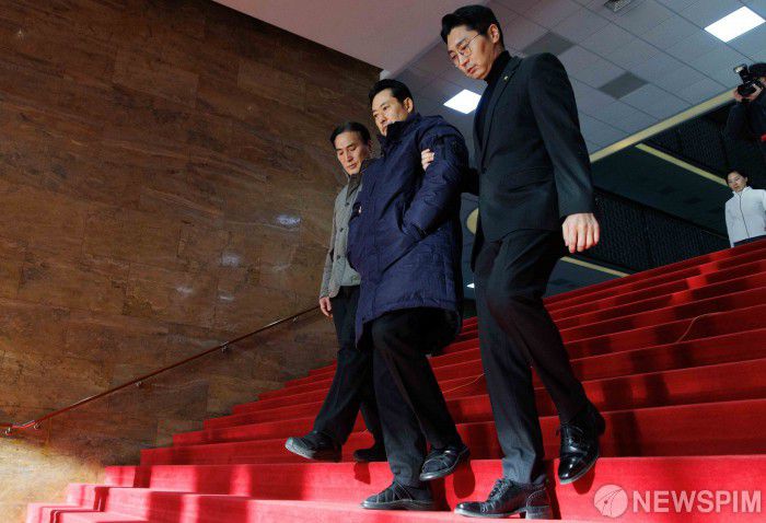 [서울=뉴스핌] 윤창빈 기자 = 통일교·공천헌금 '쌍특검'을 요구하며 엿새째 단식을 진행 중인 장동혁 국민의힘 대표가 20일 서울 여의도 국회 로텐더홀 농성장에서 잠시 나와 박준태 비서실장, 김종양 의원의 부축을 받으며 나서고 있다. 2026.01.20 pangbin@newspim.com