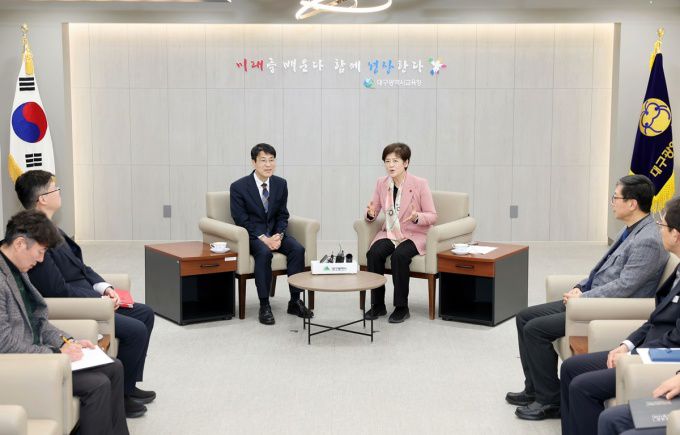 강은희 대구시교육감(오른쪽)이 21일 대구시교육청에서 김정기 대구시장 권한대행과 면담을 갖고 행정통합 관련 교육자치 현안을 논의하고 있다.[사진=대구시교육청]2026.01.21 nulcheon@newspim.com
