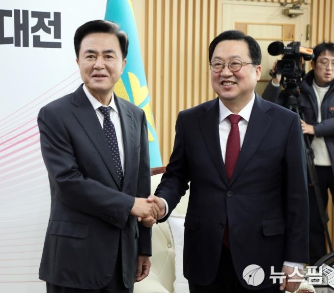 [대전=뉴스핌] 오종원 기자 = 이장우 대전시장과 김태흠 충남지사가 21일 오전 대전시청에서 대전충남 행정통합 관련 긴급 회동에 나섰다. 이 시장과 김 지사는 "행정통합은 대한민국 미래 100년을 결정하는 중대차한 법안임에도 여당인 더불어민주당이 추진하는 행정통합안은 취지에 맞지 않은 수준"이라며 "이를 묵과할 수 없어 오늘 긴급회동을 진행하게 됐다"며 회동 배경을 설명했다. 이어 "국회에 여야 특위를 구성해 의견차를 좁혀야 한다"며 빠른 특위 구성 필요성을 강조했다. jongwon3454@newspim.com