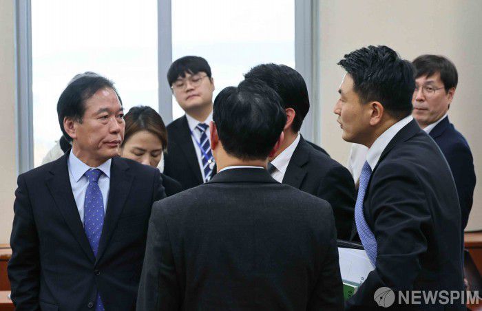 [서울=뉴스핌] 윤창빈 기자 = 정태호 국회 재경위 더불어민주당 간사, 박수영 국민의힘 간사를 비롯한 의원들이 19일 서울 여의도 국회에서 열린 재정경제기획위원회 전체회의에서 이혜훈 기획예산처 장관 후보자 인사청문회 개최와 관련해 논의하고 있다. 2026.01.19 pangbin@newspim.com