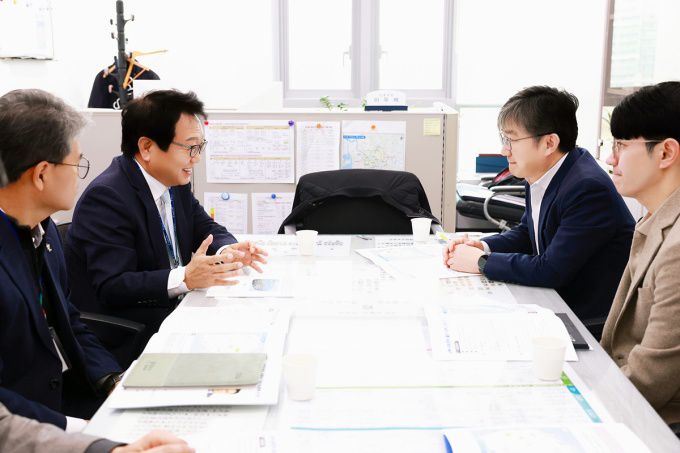 손병복 경북 울진군수가 국토부를 방문해  " '남북10축고속도로' '영덕~울진~삼척' 구간 건설은 단순한 교통편의 증진을 넘어 울진군의 생존권과 직결된 것임"을 강변하고 "해당 구간의 신규사업 반영"을 적극 요청하고 있다.[사진=울진군] 2026.01.22 nulcheon@newspim.com