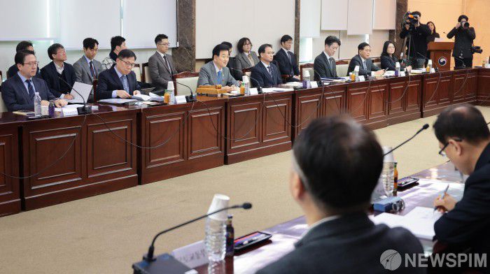 [서울=뉴스핌] 이길동 기자 = 정동영 통일부 장관이 22일 서울 종로구 정부서울청사에서 열린 제340차 남북교류협력추진협의회 회의를 주재하며 모두 발언을 하고 있다. 2026.01.22 gdlee@newspim.com