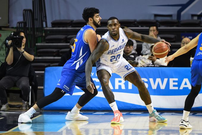 [잠실=뉴스핌]이웅희 기자=가스공사 라건아(오른쪽)가 22일 삼성과의 원정경기에서 삼성 케렘 칸터를 상대로 포스트업을 하고 있다. [사진=KBL] 2026.01.22 iaspire@newspim.com