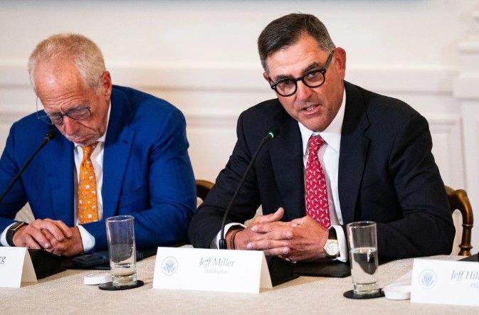 할리버튼의 제프 밀러 최고경영자(우) [사진=블룸버그통신]