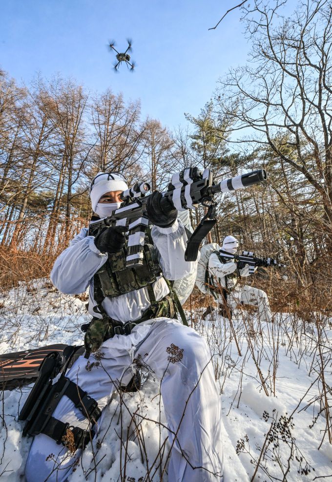 육군 특전사 장병들이 설한지 극복훈련 간 적 후방침투 후 드론과 함께 정찰활동을 하는 모습. [사진=육군 제공] 2026.01.22 gomsi@newspim.com