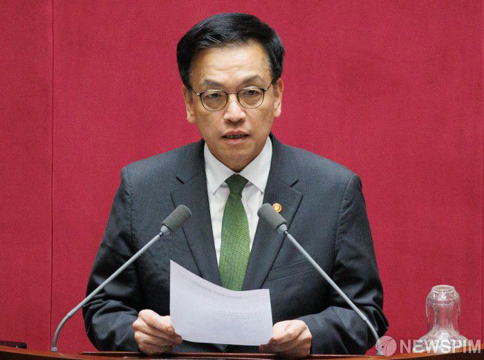 12·3 비상계엄과 관련해 내란중요임무종사 혐의로 징역 23년을 선고받은 한덕수 전 국무총리의 1심 판결문에는 계엄 전후 윤석열 전 대통령, 한 전 총리, 국무위원들의 행적이 자세하게 담겼다. 사진은 최상목 전 경제부총리 겸 기획재정부 장관이 지난해 5월 1일 오후 서울 여의도 국회에서 열린 본회의에서 추가경정예산안에 대한 정부측 입장을 밝히는 모습. [사진=뉴스핌 DB]